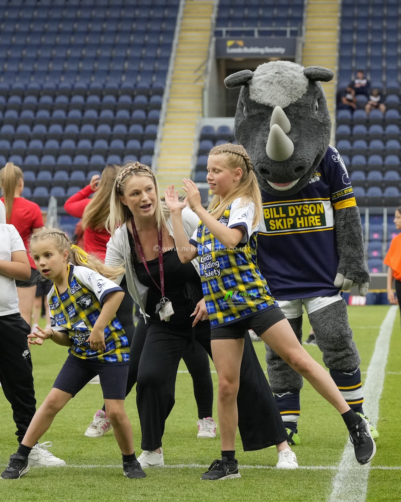 Rob Burrows Daughters Maya and Macy lead 770 children in a dance before the Betfred Super League Round 16 match Leeds Rhinos vs Huddersfield Giants at Headingley Stadium, Leeds, United Kingdom, 23rd June 2023

(Photo by Steve Flynn/News Images)