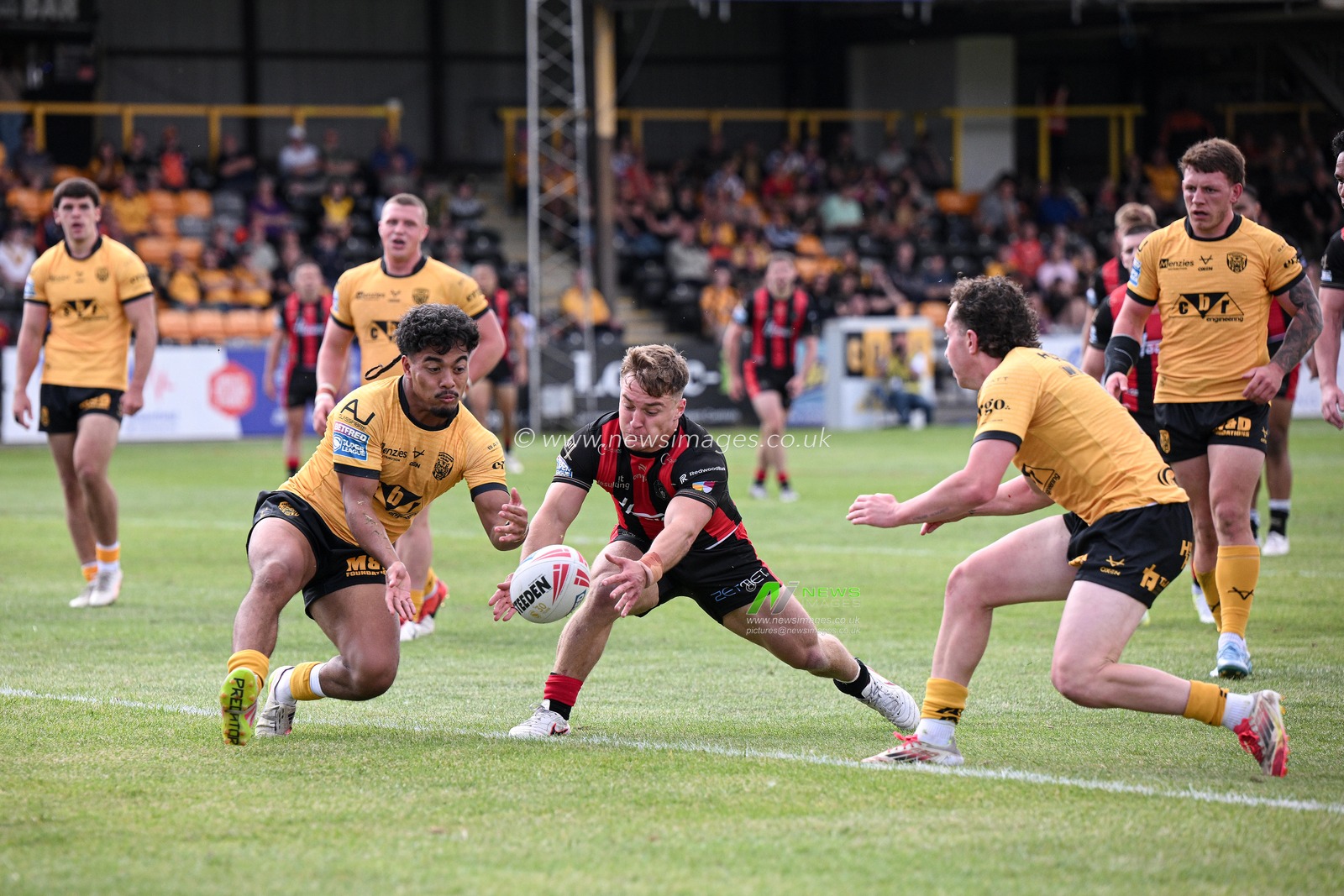 Leon Hayes of Warrington Wolves attempts a try whilst under pressure from Phoenix Laulu-Togaga'e of Castleford Tigers during the Betfred Super League round 21 match Castleford Tigers vs Warrington Wolves at OneBore Stadium, Castleford, Untied Kingdom on 01 August 2026

(Photo by Ben Roberts/News Images)
