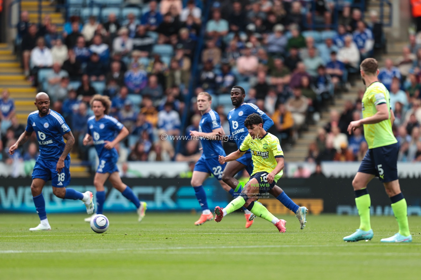 Mateus Fernandes of Southampton passes the ball during the Premier League match Leicester City vs Southampton at King Power Stadium, Leicester, United Kingdom, 3rd May 2025

(Photo by Richard Bierton/News Images)