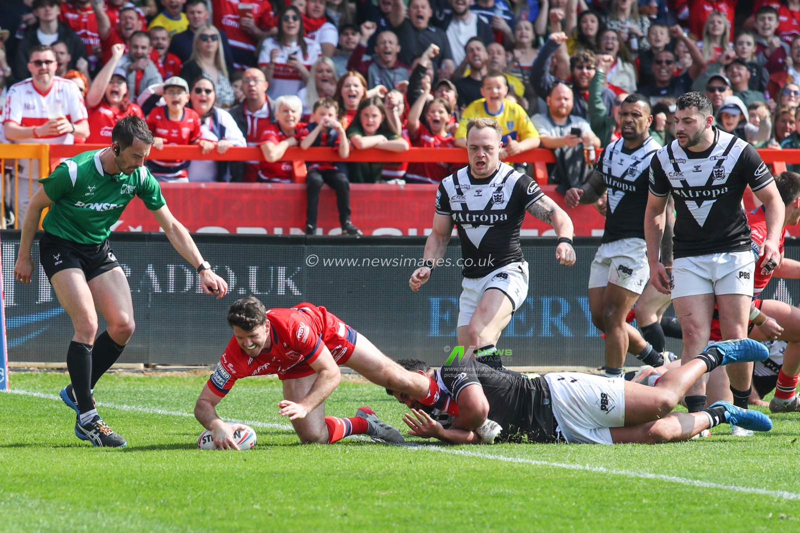 Lachlan Coote #1 of Hull KR goes over to score his try