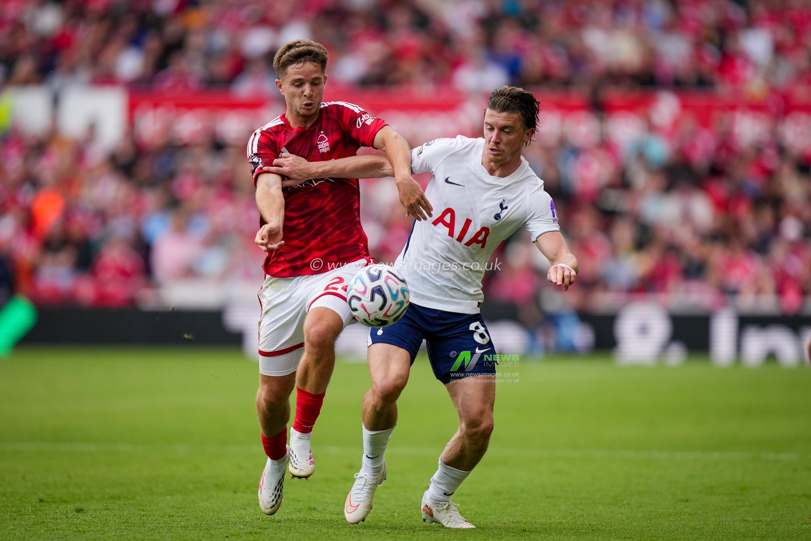 Conor Gallagher of Tottenham Hotspur battles for the ball  with James McAtee of Nottingham Forest during the Premier League match Nottingham Forest vs Tottenham Hotspur at City Ground, Nottingham, United Kingdom on 05 September 2026

(Photo by Maynard Manyowa/News Images)