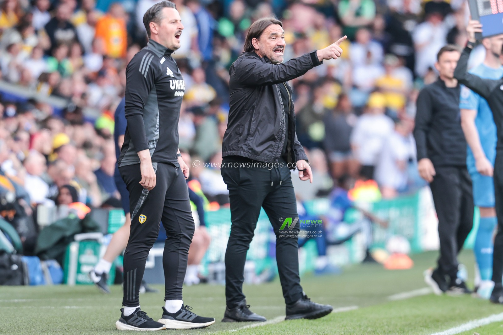 Daniel Farke Leeds United Manager gives his team instructions during the Sky Bet Championship match Leeds United vs Preston North End at Elland Road, Leeds, United Kingdom, 12th April 2025

(Photo by Richard Bierton/News Images)