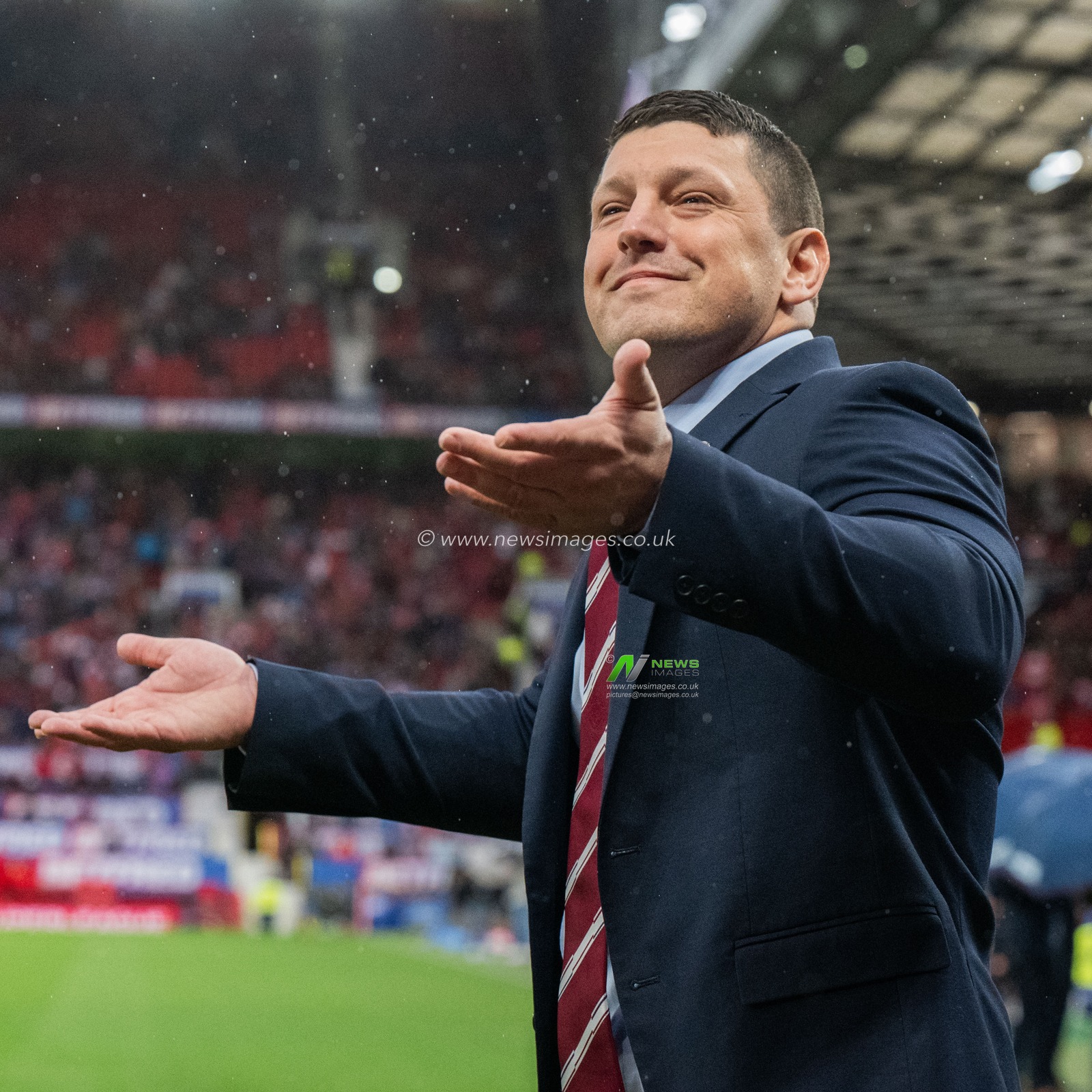 Matt Peet of Wigan Warriors acknowledges the fans prior to the Betfred Super League Grand Final match Wigan Warriors vs Hull KR at Old Trafford, Manchester, United Kingdom, 12th October 2024

(Photo by Craig Thomas/News Images)