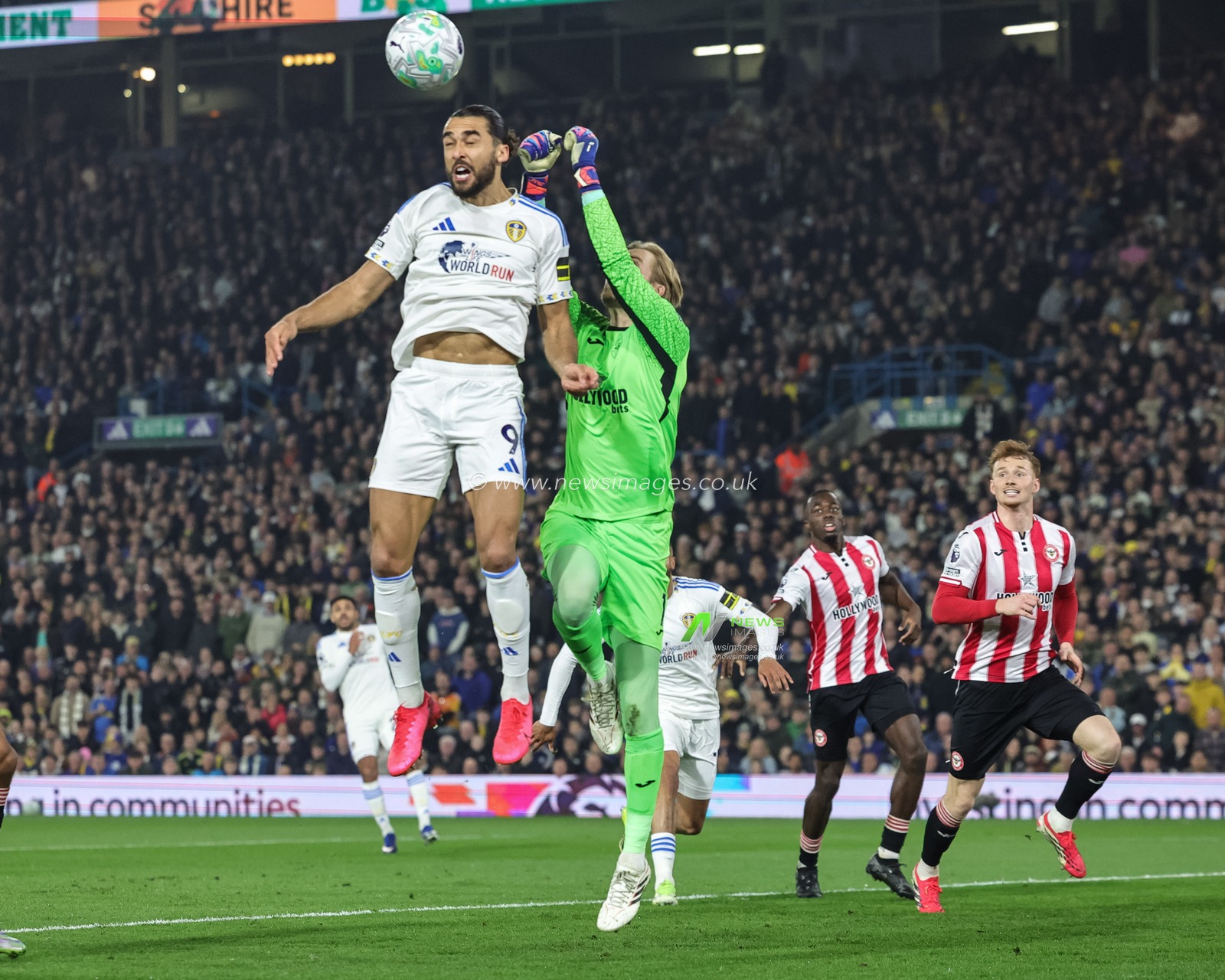 Dominic Calvert-Lewin of Leeds United and Brentford goalkeeper Caoimhin Kelleher battle for the ball during the Premier League match Leeds United vs Brentford at Elland Road, Leeds, United Kingdom on 21 March 2026

(Photo by Mark Cosgrove/News Images)