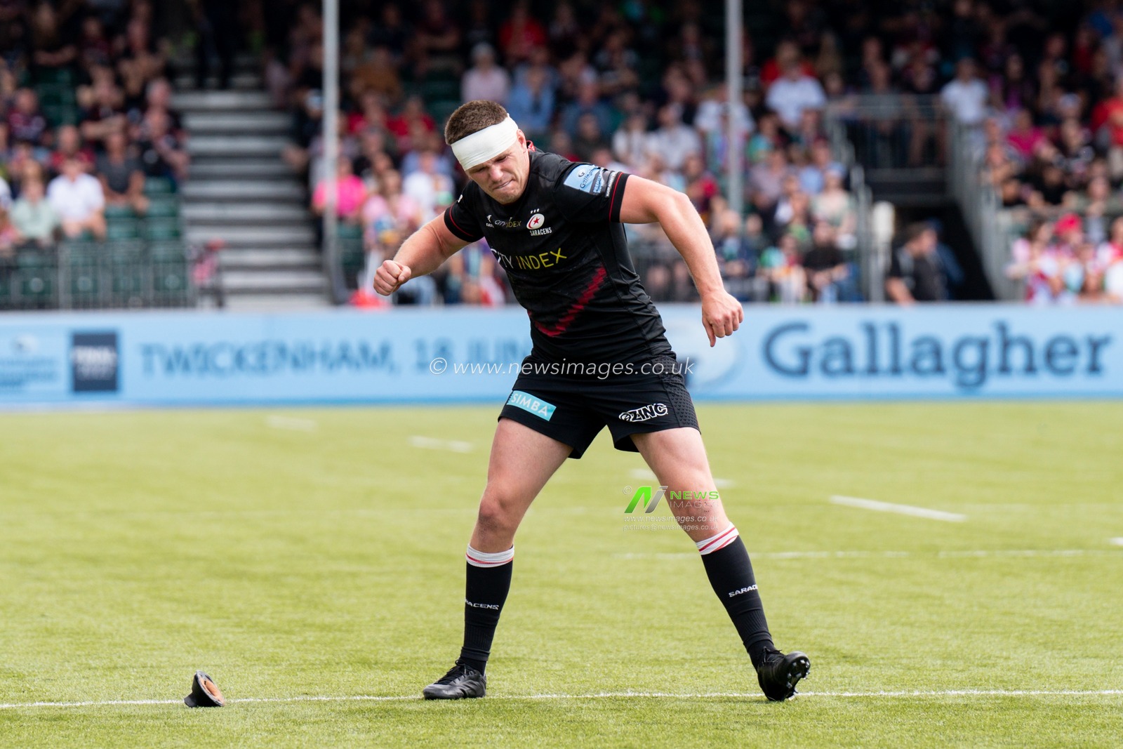 Owen Farrell #10 of Saracens converts the try