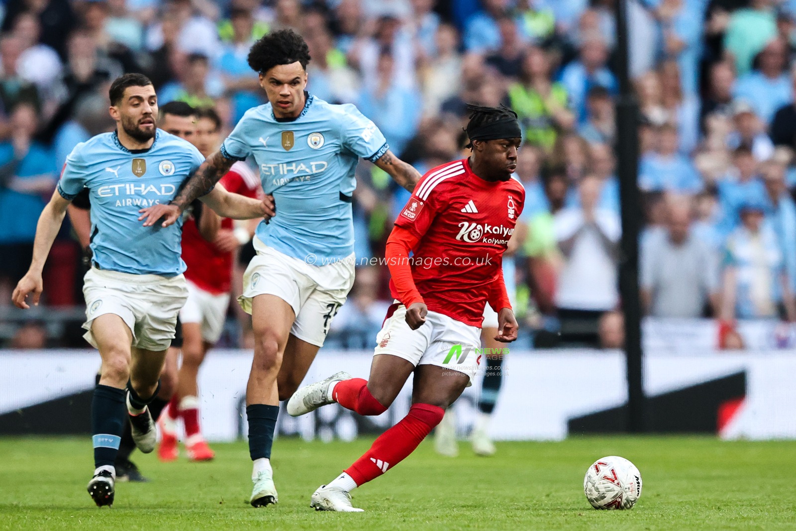 Anthony Elanga of Nottingham Forest breaks with the ball during the Emirates FA Cup Semi-Final match Nottingham Forest vs Manchester City at Wembley Stadium, London, United Kingdom, 26th April 2025

(Photo by Alfie Cosgrove/News Images)