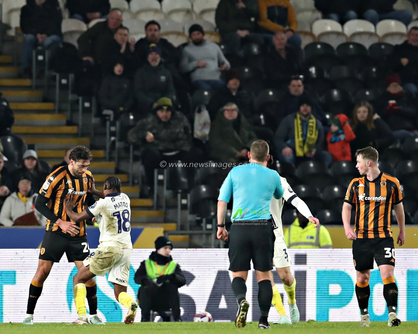 Matt Crooks of Hull City clashes with Alex Matos of Oxford United during the Sky Bet Championship match Hull City vs Oxford United at MKM Stadium, Hull, United Kingdom, 12th March 2025

(Photo by Sam Eaden/News Images)
