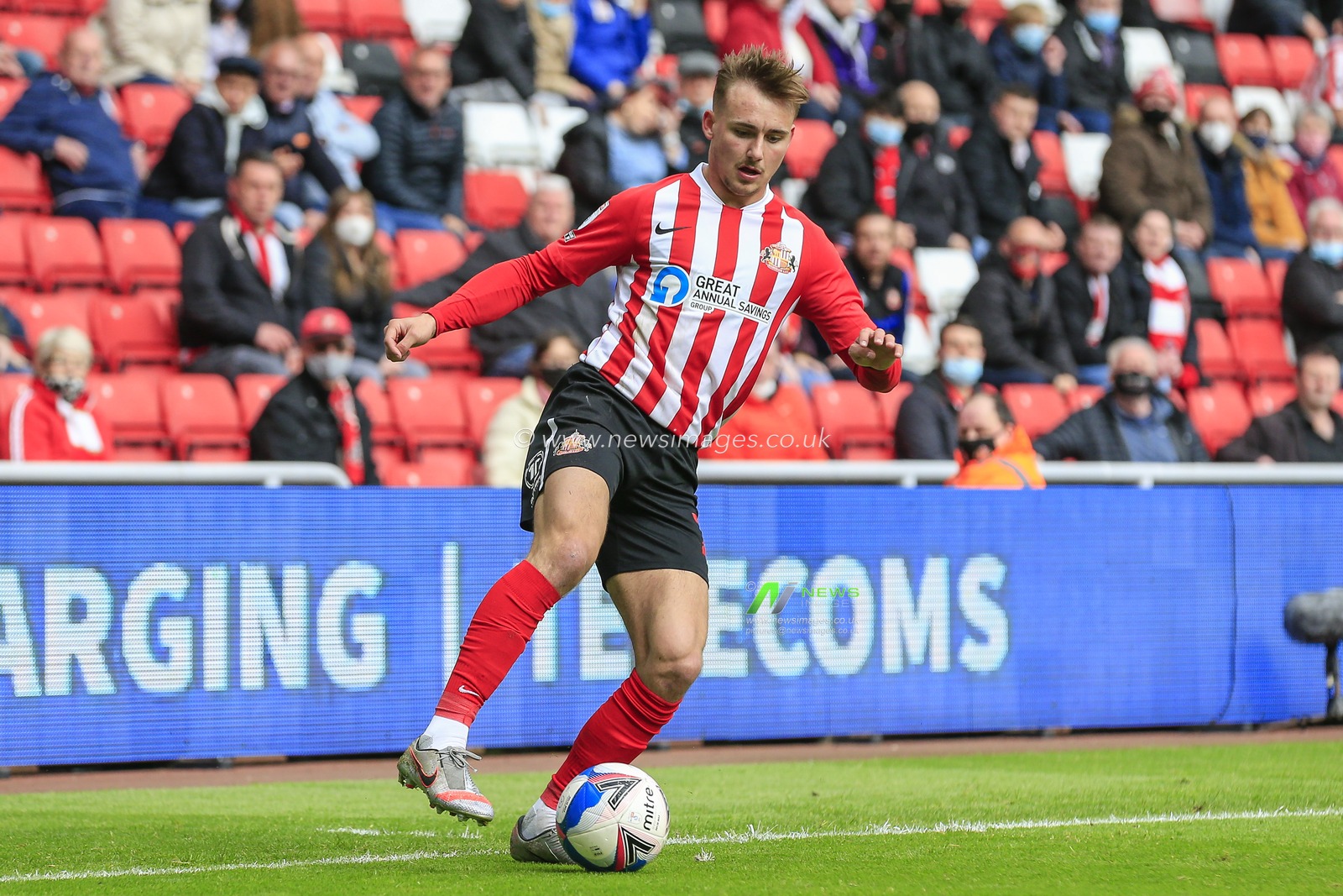 Jack Diamond #21 of Sunderland in possession of the ball