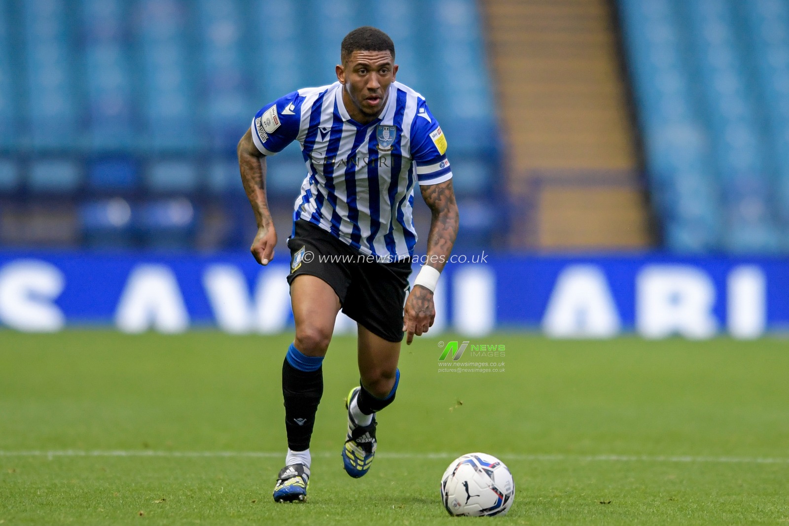 Liam Palmer #2 of Sheffield Wednesday runs forward with the ball