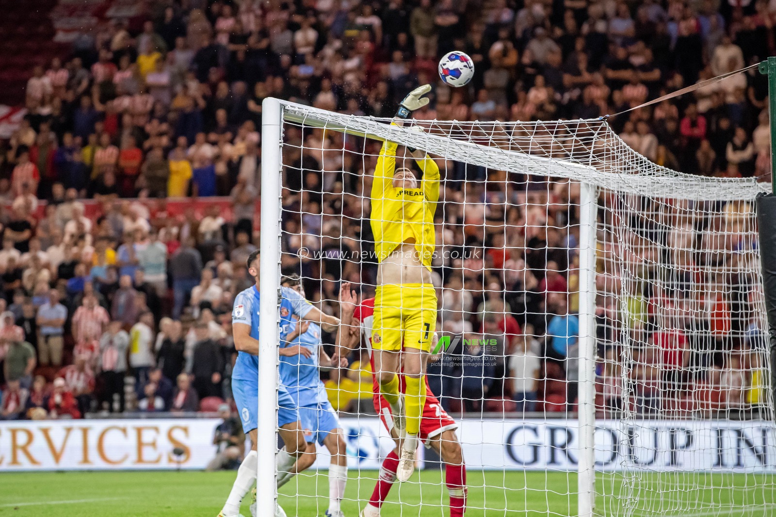 Anthony Patterson #1 of Sunderland tips an effort over the bar during the Sky Bet Championship match Middlesbrough vs Sunderland at Riverside Stadium, Middlesbrough, United Kingdom, 5th September 2022

(Photo by James Heaton/News Images)
