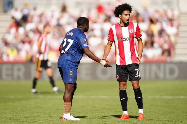 Noah Sadiki of Sunderland and Kevin Schade of Brentford during the Premier League match Brentford vs Sunderland at GTECH Community Stadium, London, United Kingdom on 05 September 2026

(Photo by Harvey Murphy/News Images)