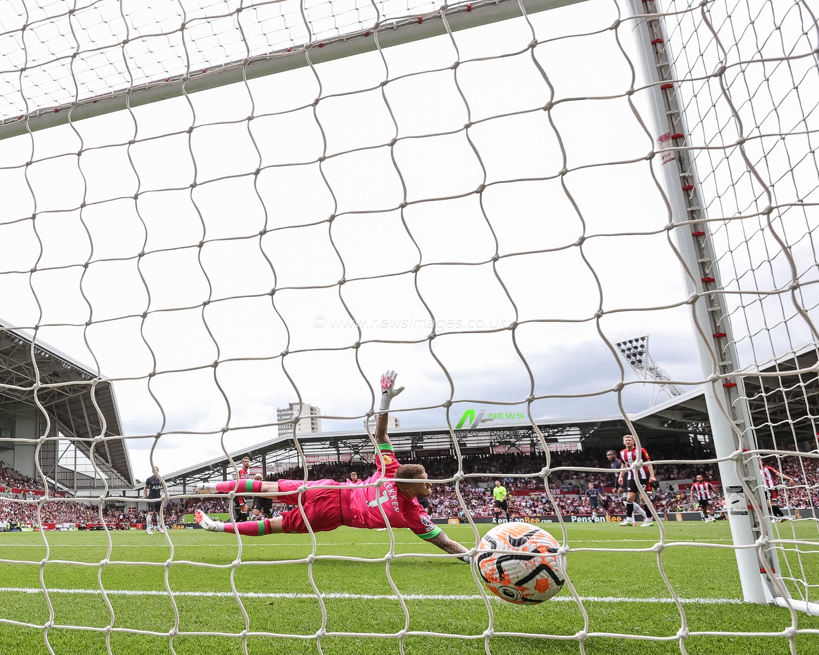 Emerson Royal Tottenham Hotspur scores to make it 2-2 during the Premier League match Brentford vs Tottenham Hotspur at Brentford Community Stadium, London, United Kingdom, 13th August 2023

(Photo by Mark Cosgrove/News Images)