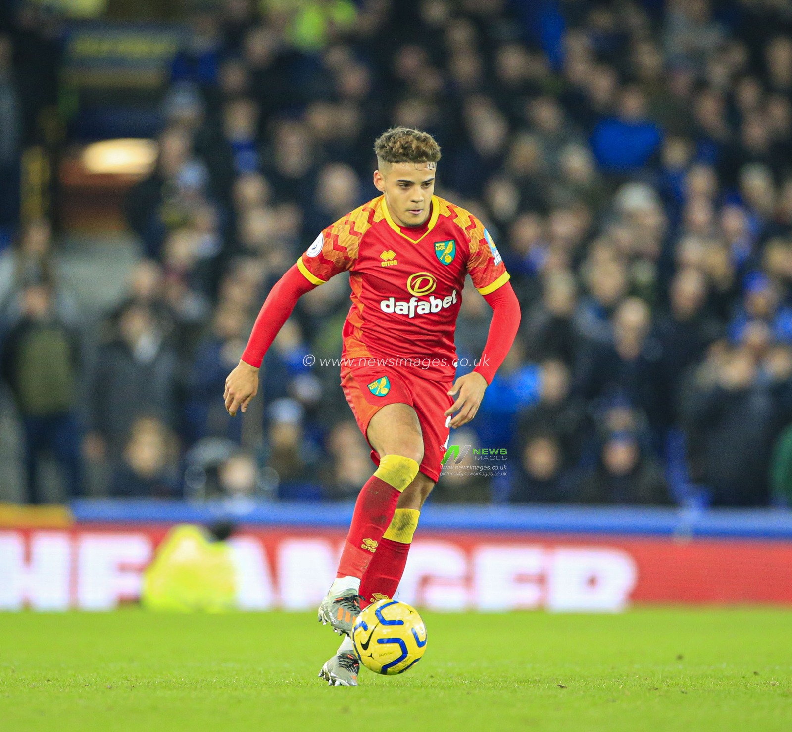 23rd November 2019, Goodison Park, Liverpool, England; Premier League, Everton v Norwich City : Max Aarons (2) of Norwich City runs with the ball

Credit: Conor Molloy/News Images