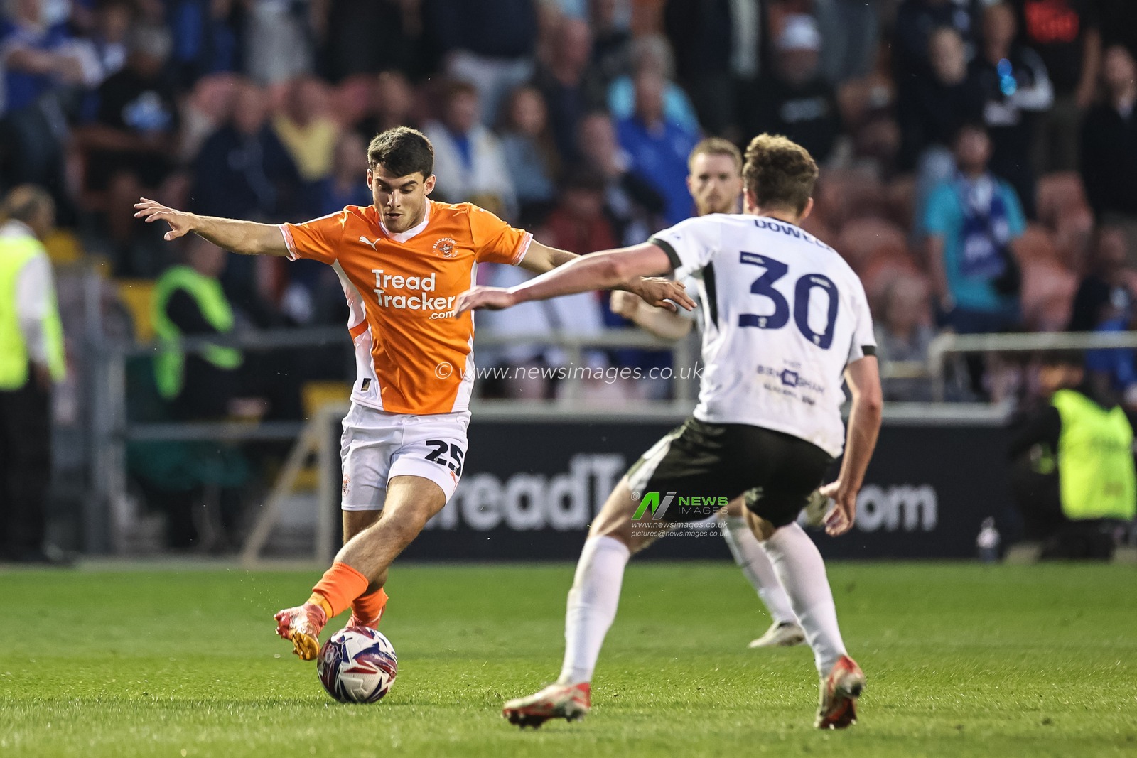 Rob Apter of Blackpool with the ball during the Sky Bet League 1 match Blackpool vs Birmingham City at Bloomfield Road, Blackpool, United Kingdom, 30th April 2025

(Photo by Mark Cosgrove/News Images)