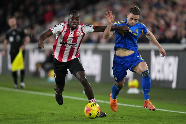 Michael Kayode of Brentford and Gabriel Gudmundsson of Leeds United battle for ball during the Premier League match Brentford vs Leeds United at The Gtech Community Stadium, London, United Kingdom, 14th December 2025

(Photo by Harvey Murphy/News Images)

*** GER AUT SUI OUT ***