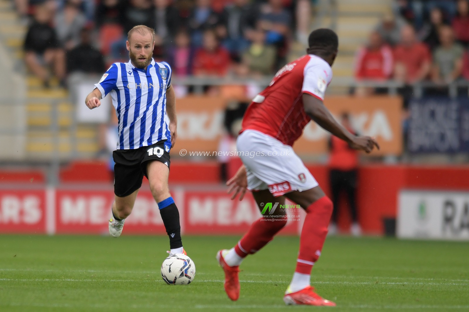 Barry Bannan #10 of Sheffield Wednesday starts an attacking move