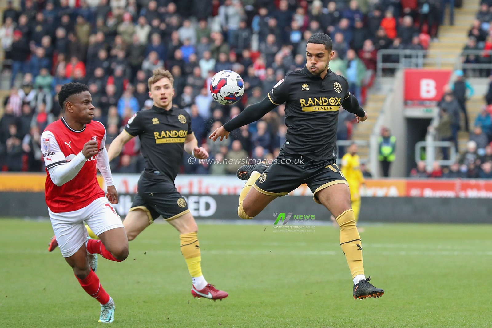 Max Lowe #13 of Sheffield United miss controls the ball during the Sky Bet Championship match Rotherham United vs Sheffield United at New York Stadium, Rotherham, United Kingdom, 4th February 2023

(Photo by Gareth Evans/News Images)