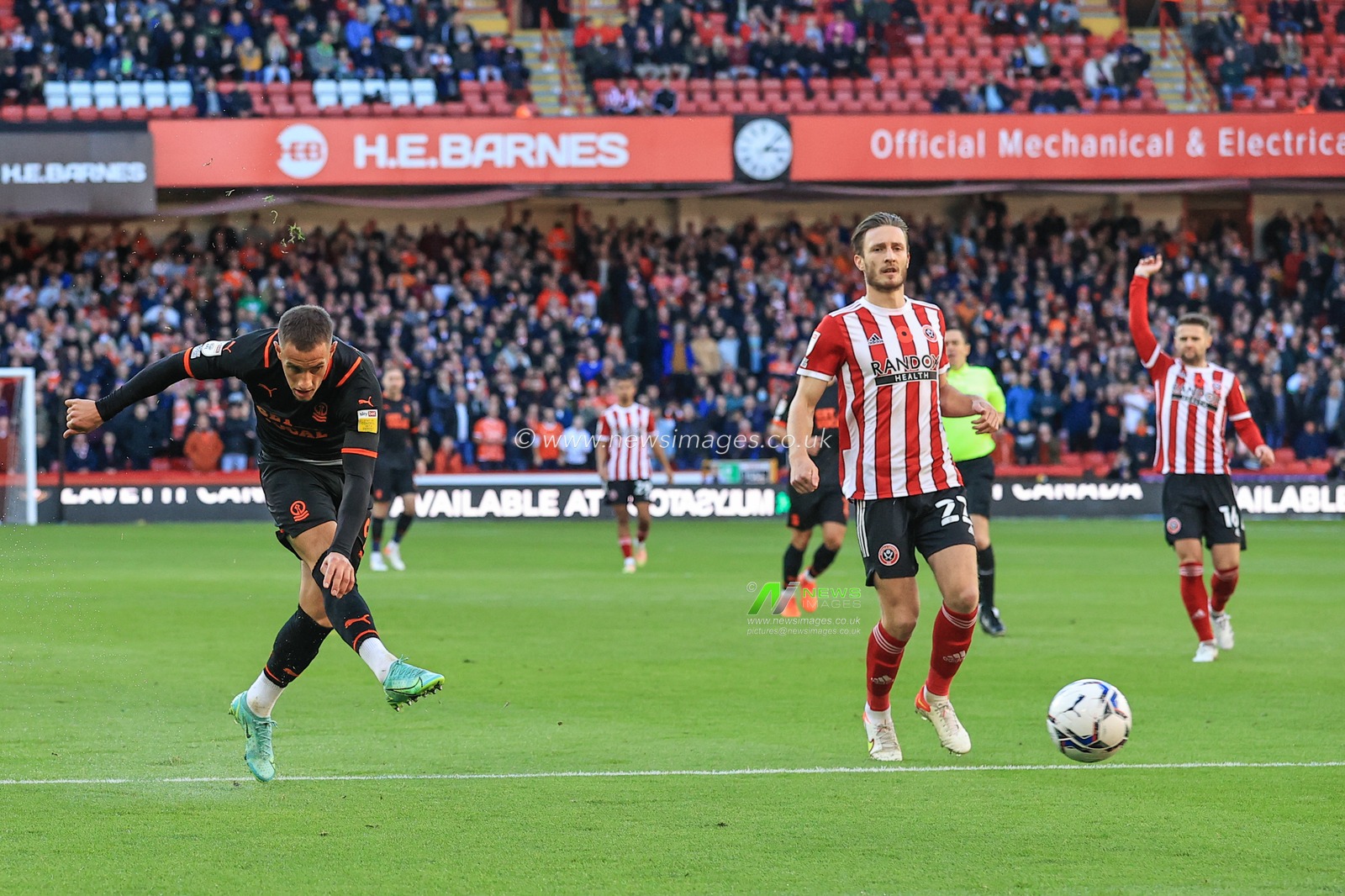 Jerry Yates #9 of Blackpool shoots on goal, offside given