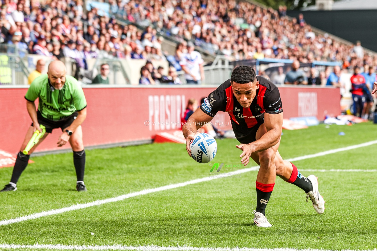 Albert Hopoate of Warrington Wolves goes over for a try during the Betfred Super League round 26 match Wakefield Trinity vs Warrington Wolves at DIY Kitchens Stadium, Wakefield, United Kingdom on 05 September 2026

(Photo by Alfie Cosgrove/News Images)