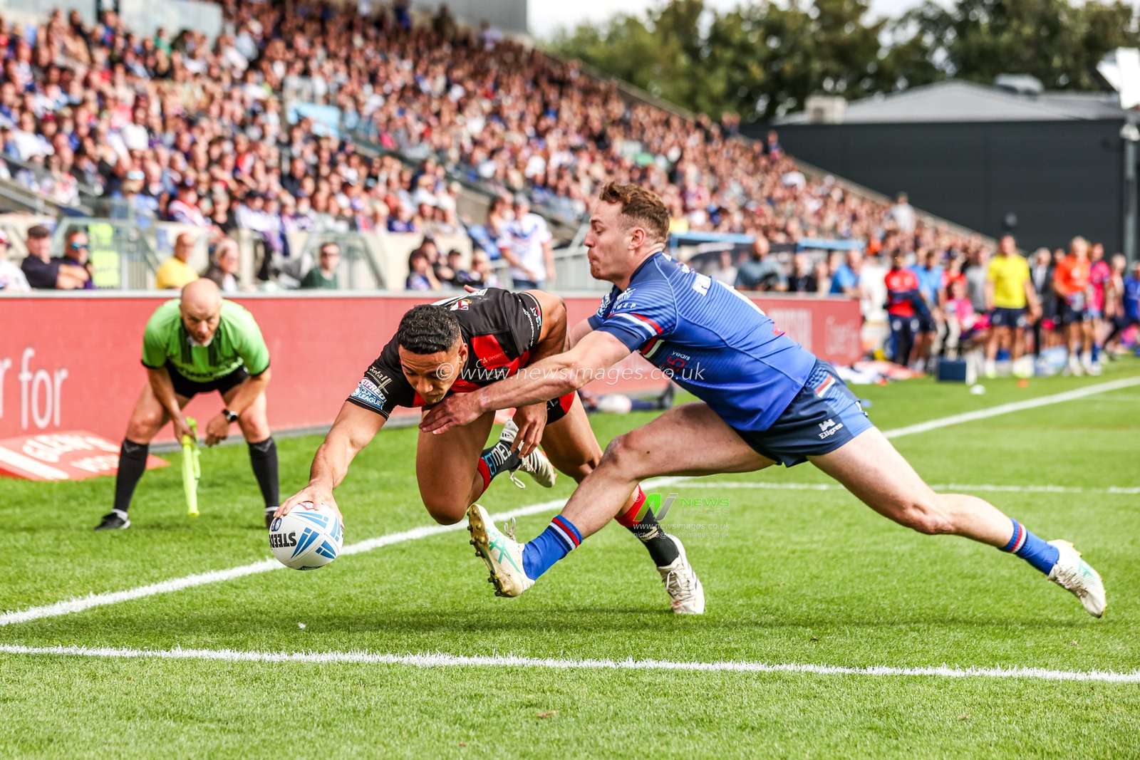 Albert Hopoate of Warrington Wolves goes over for a try during the Betfred Super League round 26 match Wakefield Trinity vs Warrington Wolves at DIY Kitchens Stadium, Wakefield, United Kingdom on 05 September 2026

(Photo by Alfie Cosgrove/News Images)