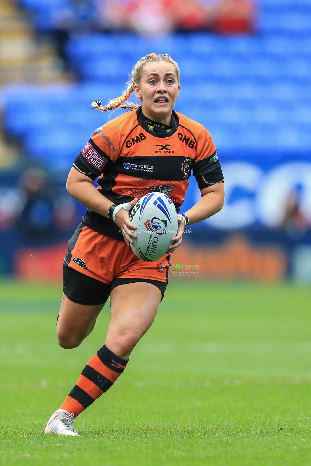 27th July 2019 , University of Bolton Stadium, Bolton, England; 2019 Coral Womenâ€™s Challenge Cup Final , Castleford Tigers Women vs Leeds Rhinos Women ; Sinead Peach (9) of Castleford Tigers Women in action during the game 


Credit: Mark Cosgrove/News Images