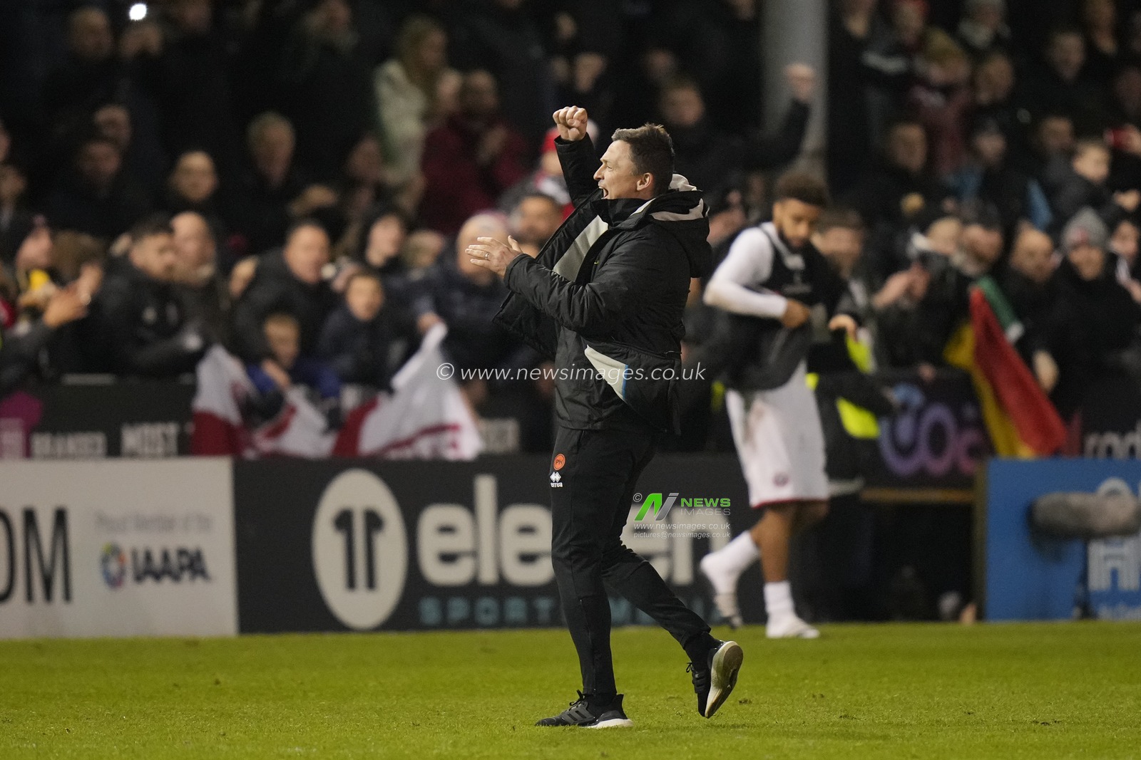 Paul Heckingbottom Manager of Sheffield United salutes the fans after the Sky Bet Championship match Blackpool vs Sheffield United at Bloomfield Road, Blackpool, United Kingdom, 29th December 2022

(Photo by Steve Flynn/News Images)