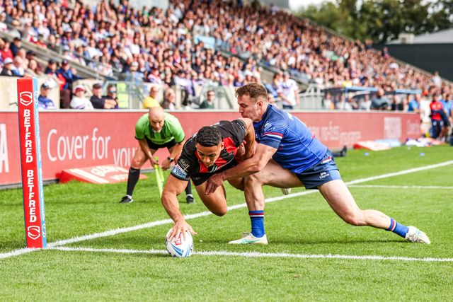 Albert Hopoate of Warrington Wolves goes over for a try during the Betfred Super League round 26 match Wakefield Trinity vs Warrington Wolves at DIY Kitchens Stadium, Wakefield, United Kingdom on 05 September 2026

(Photo by Alfie Cosgrove/News Images)