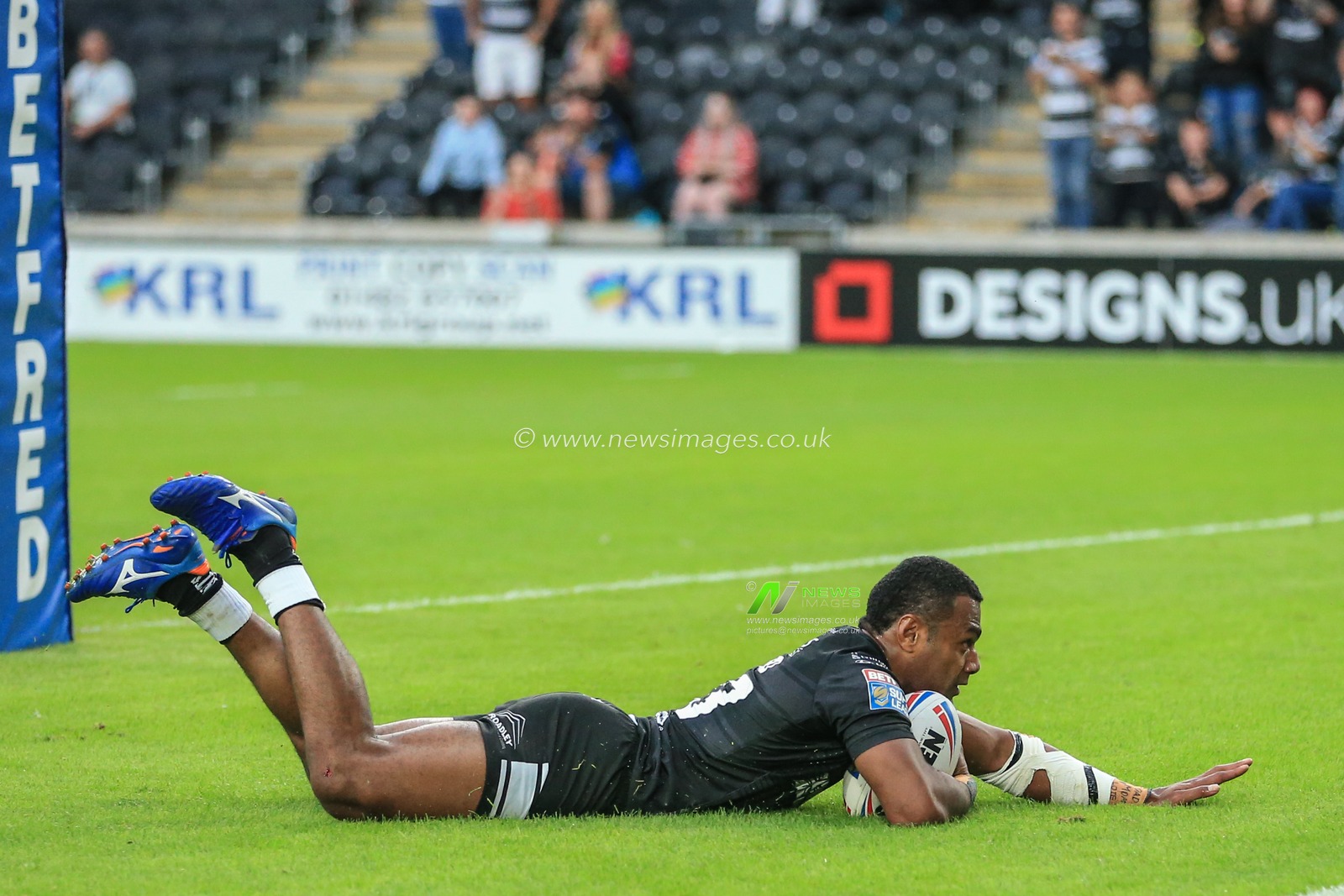 11th July 2019 , KCOM Stadium, Hull, England; Betfred Super League, Round 22, Hull FC vs London Broncos ; Ratu Naulago (33) of Hull FC dives over the line for a try


Credit: Mark Cosgrove/News Images