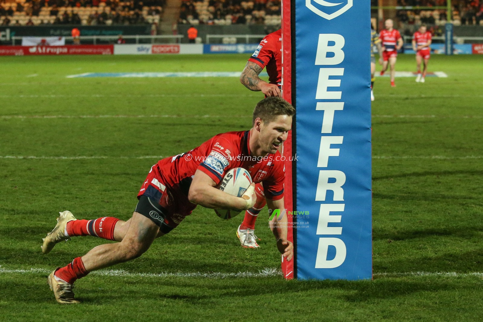 Matt Parcell #9 of Hull KR goes over for a try