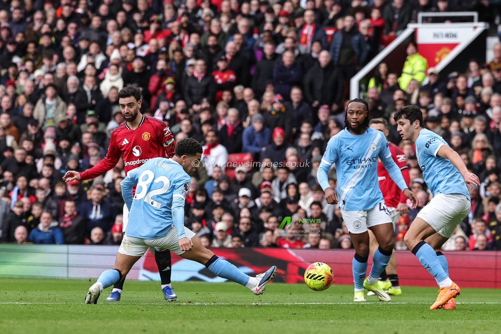 Bruno Fernandes of Manchester United shoots on goal during the Premier League match Manchester United vs Manchester City at Old Trafford, Manchester, United Kingdom, 17th January 2026

(Photo by Mark Cosgrove/News Images)