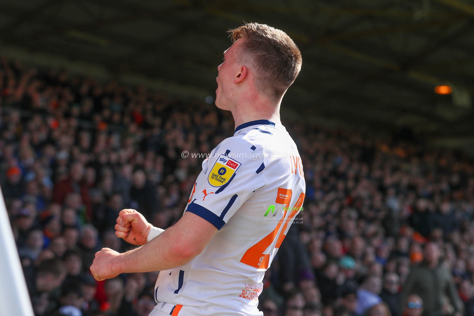 Andy Lyons #24 of Blackpool celebrates his goal to make it 0-1 during the Sky Bet Championship match Luton Town vs Blackpool at Kenilworth Road, Luton, United Kingdom, 10th April 2023

(Photo by Gareth Evans/News Images)