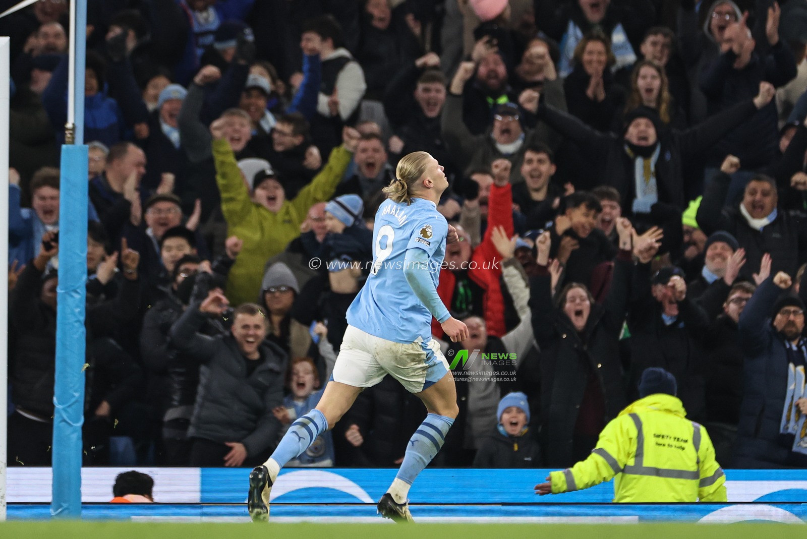 Erling Haaland of Manchester City celebrates his goal to make it 1-0 during the Premier League match Manchester City vs Brentford at Etihad Stadium, Manchester, United Kingdom, 20th February 2024

(Photo by Mark Cosgrove/News Images)