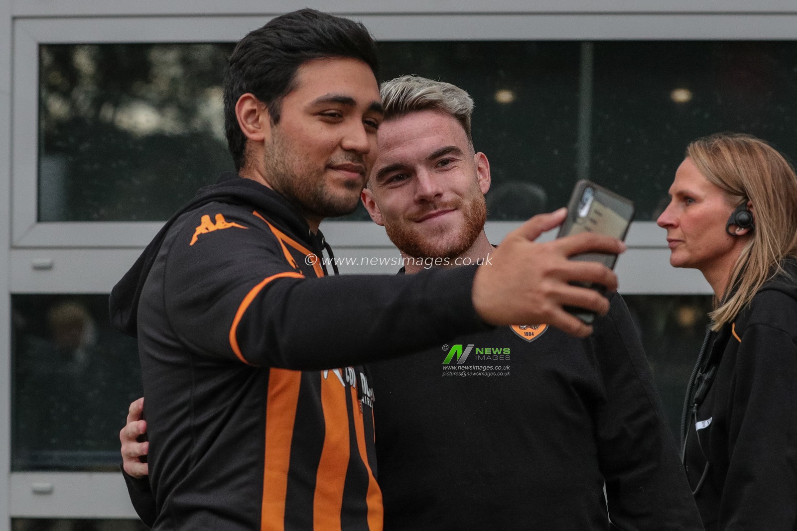 Aaron Connolly #44 of Hull City has his picture taken with a fan ahead of the Sky Bet Championship match Hull City vs Leeds United at MKM Stadium, Hull, United Kingdom, 20th September 2023

(Photo by James Heaton/News Images)