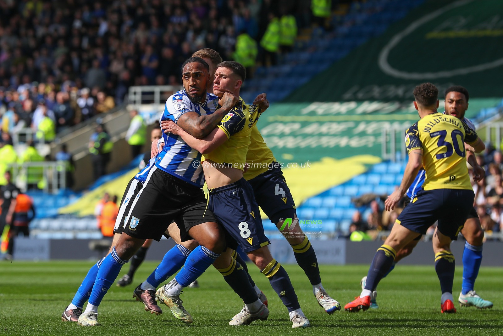 Mallik Wilks #7 of Sheffield Wednesday and Cameron Brannagan #8 of Oxford United wait for a corner to be delivered during the Sky Bet League 1 match Oxford United vs Sheffield Wednesday at Kassam Stadium, Oxford, United Kingdom, 7th April 2023

(Photo by Gareth Evans/News Images)