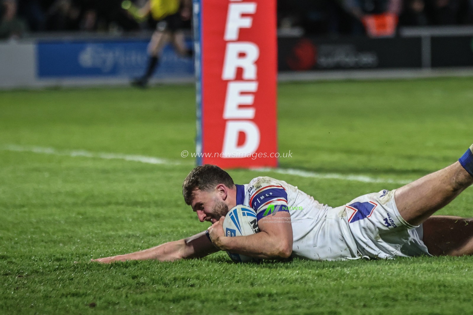 Josh Rourke of Wakefield Trinity goes over for a try during the Betfred Challenge Cup Quarter Final match Wakefield Trinity vs Leigh Leopards at DIY Kitchens Stadium, Wakefield, United Kingdom, 4th April 2025

(Photo by Alfie Cosgrove/News Images)