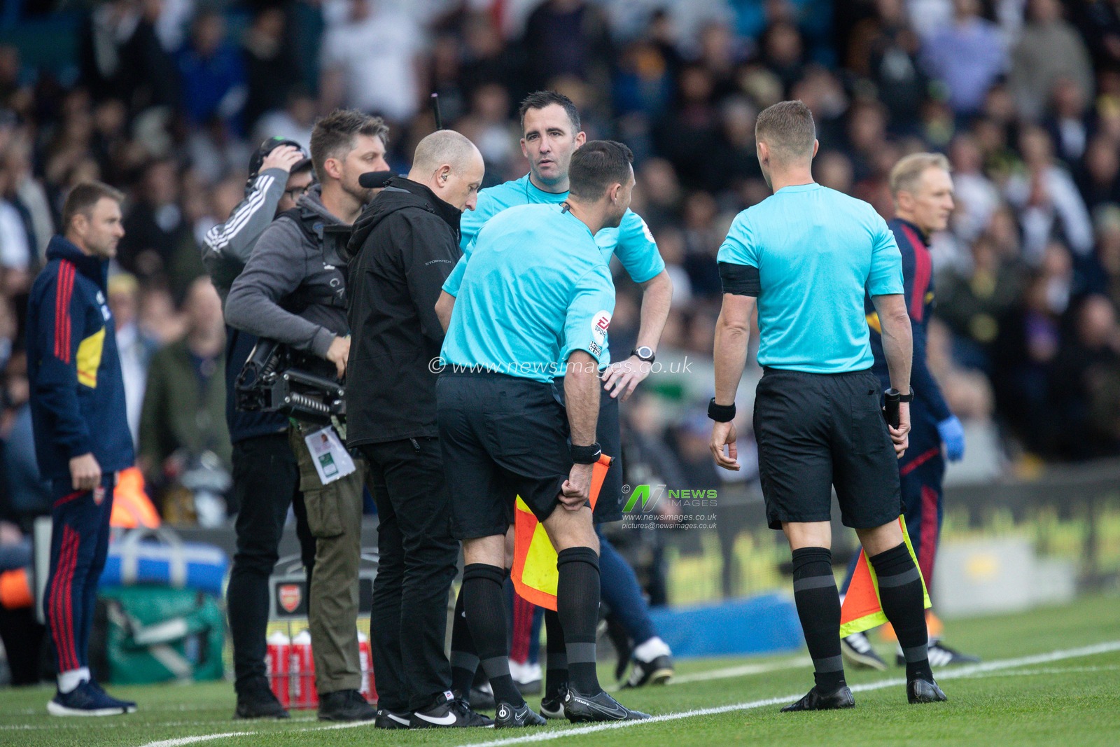 The game is delayed and players taken back off the pitch as the stadium suffers a power cut during the Premier League match Leeds United vs Arsenal at Elland Road, Leeds, United Kingdom, 16th October 2022

(Photo by James Heaton/News Images)