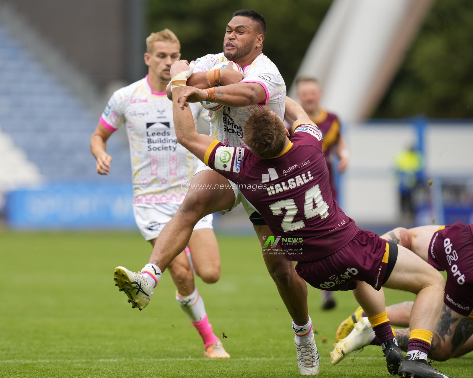 Sam Halsall #24 of Huddersfield Giants attempts to tackle Sam Lisone #15 of Leeds Rhinos during the Betfred Super League Round 23 match Huddersfield Giants vs Leeds Rhinos at John Smith's Stadium, Huddersfield, United Kingdom, 27th August 2023

(Photo by Steve Flynn/News Images)