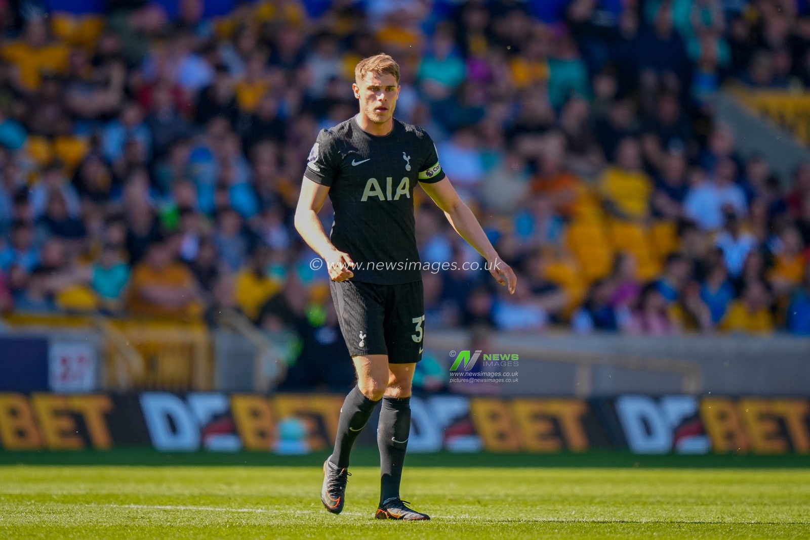 Micky van de Ven of Tottenham Hotspur passes the ball  during the Premier League match Wolverhampton Wanderers vs Tottenham Hotspur at Molineux, Wolverhampton, United Kingdom on 25 April 2026

(Photo by Maynard Manyowa/News Images)