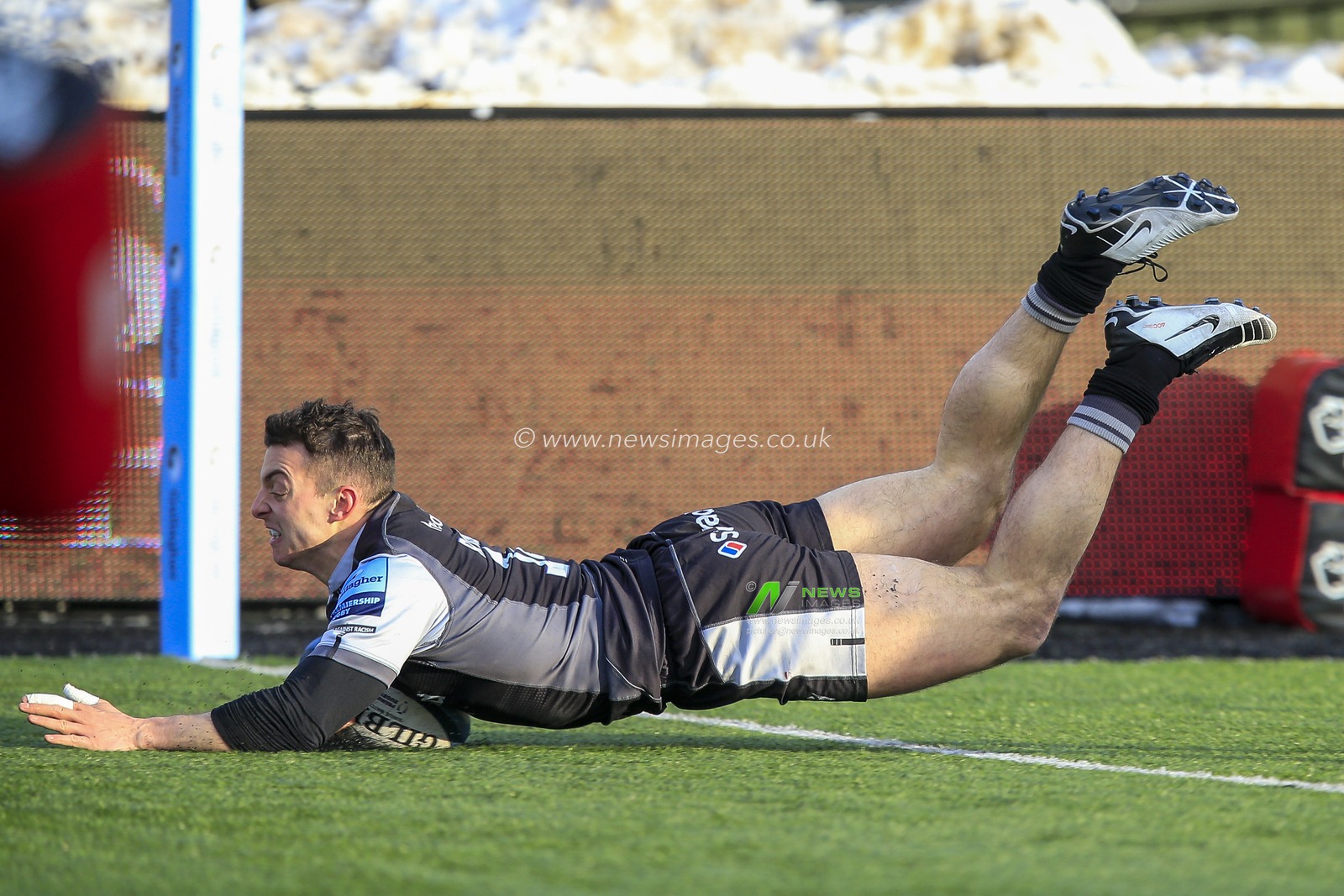 Adam Radwan of Newcastle Falcons scores his sides first try against Gloucester Rugby