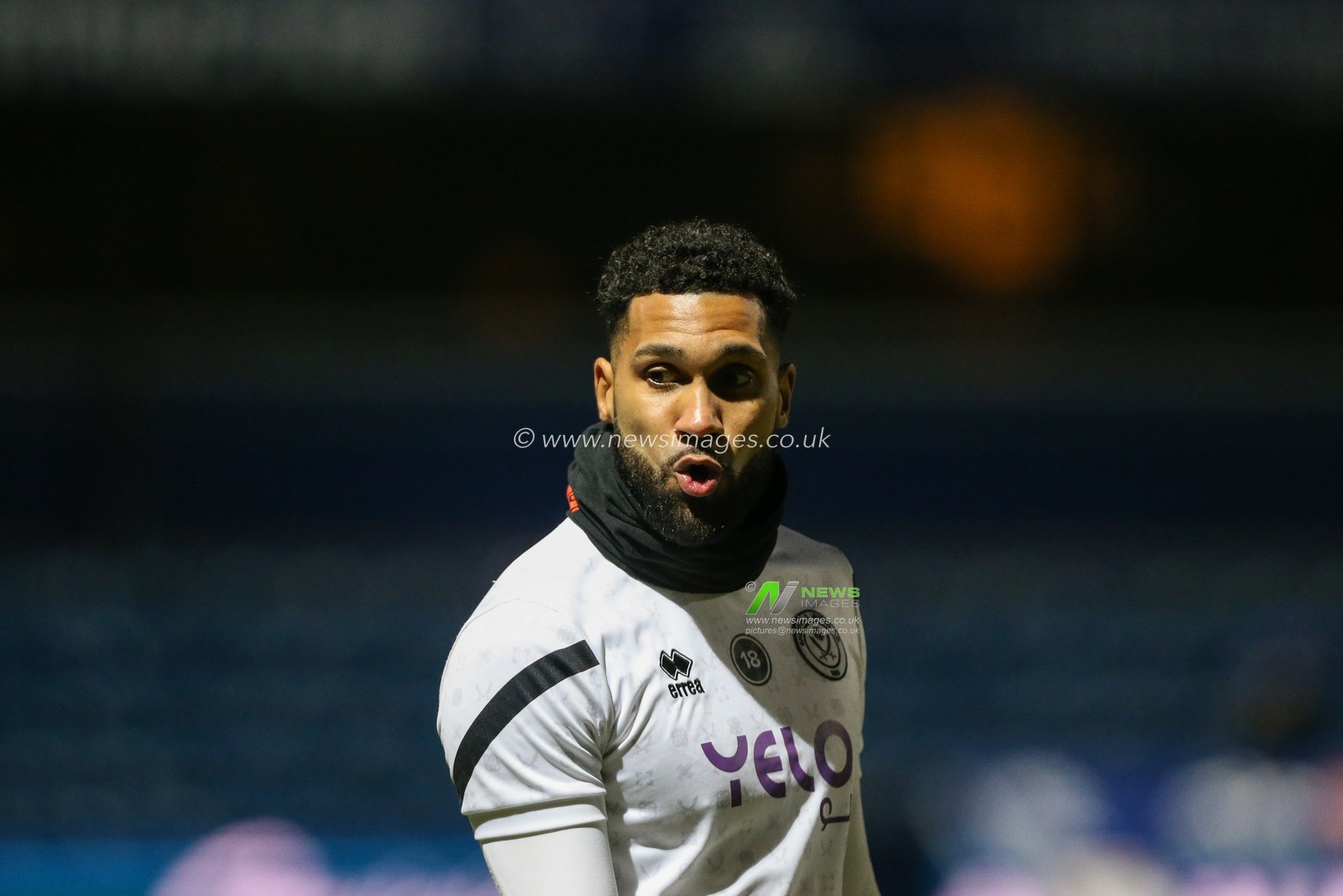 Wes Foderingham #18 of Sheffield United warms up during the Sky Bet Championship match Queens Park Rangers vs Sheffield United at Kiyan Prince Foundation Stadium, London, United Kingdom, 2nd January 2023

(Photo by Arron Gent/News Images)