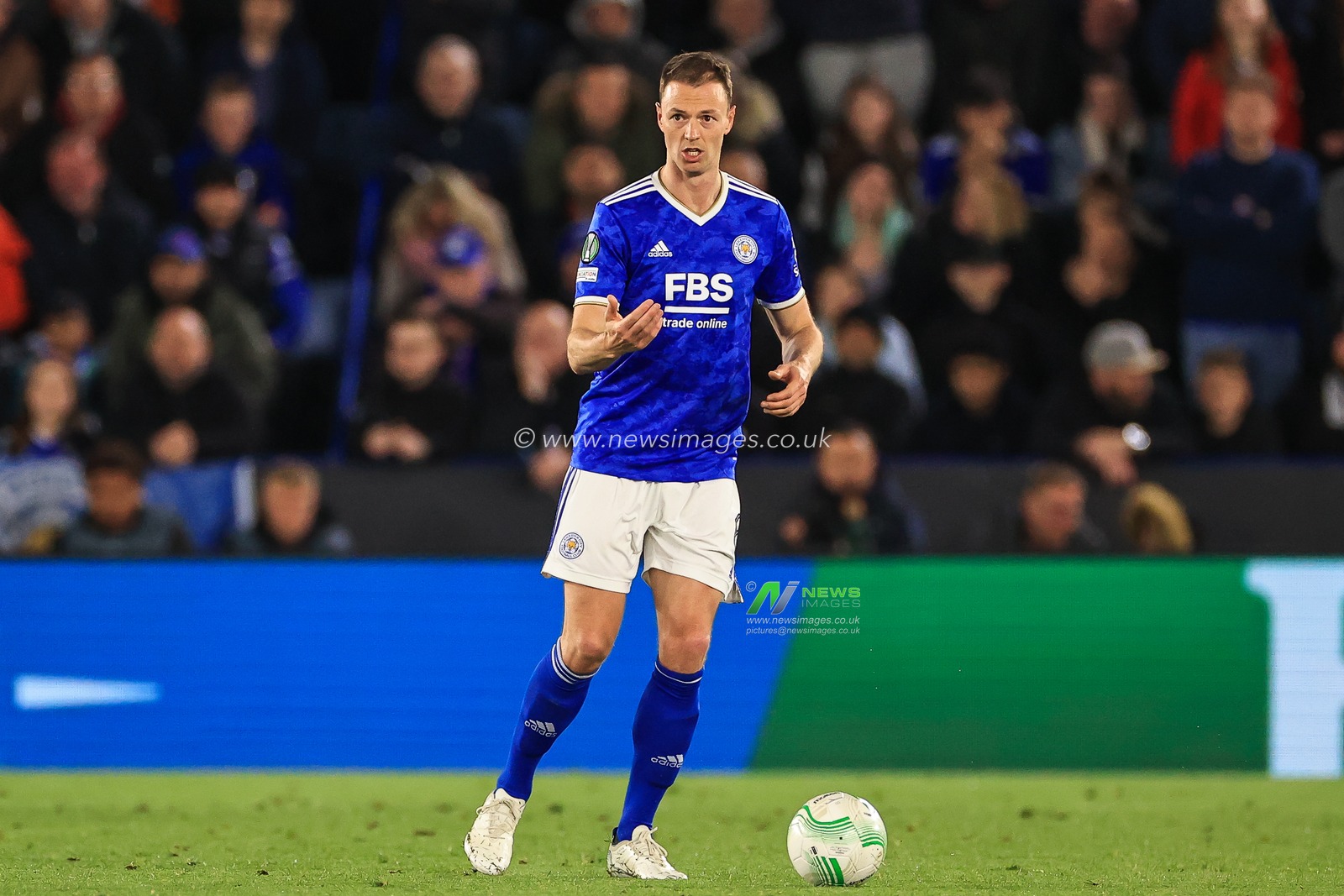 Jonny Evans #6 of Leicester City calls for support from team mates