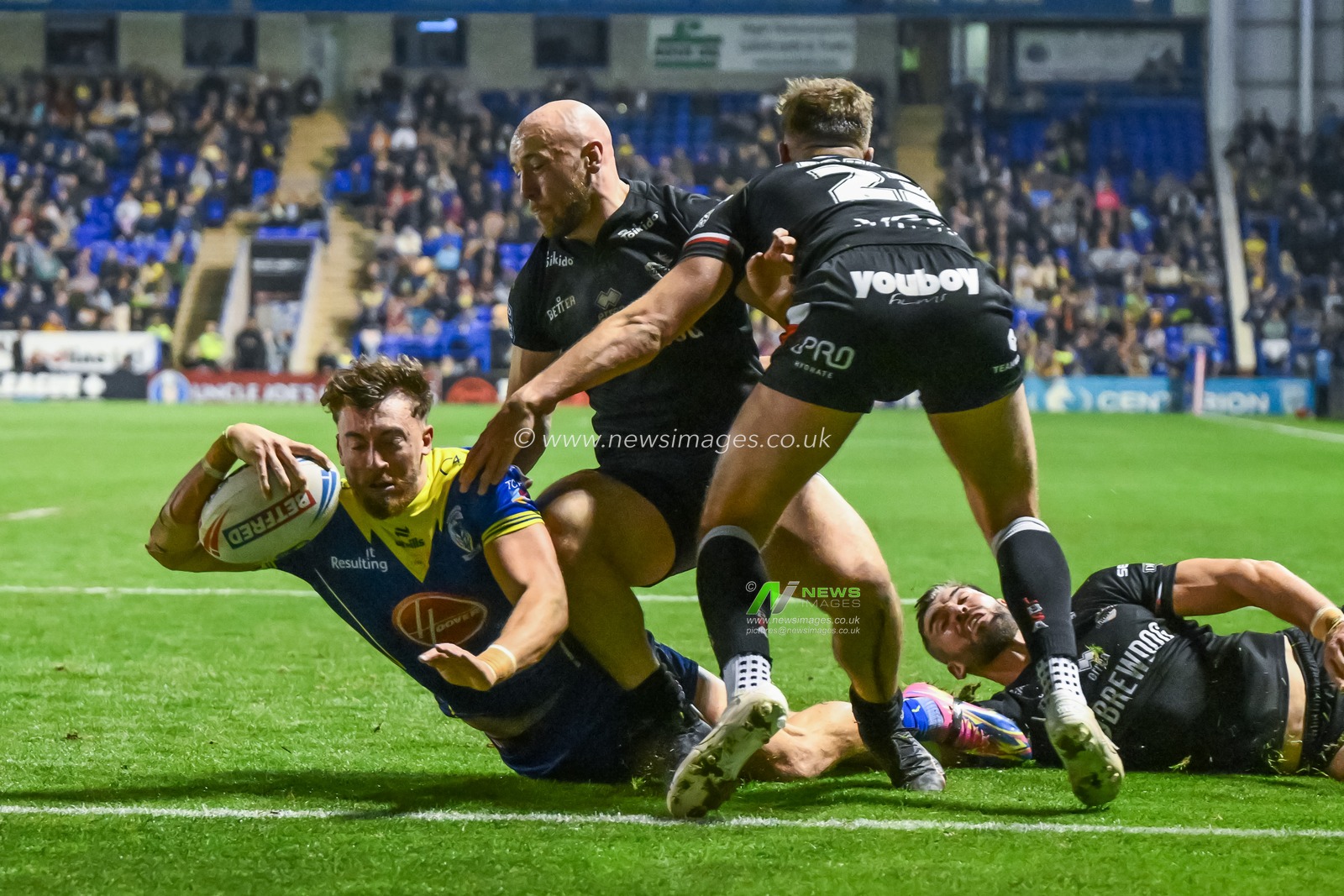 Matty Ashton of Warrington Wolves goes over to complete a hat trick of tries during the Betfred Super League Round 27 match Warrington Wolves vs London Broncos at Halliwell Jones Stadium, Warrington, United Kingdom, 20th September 2024

(Photo by Craig Thomas/News Images)