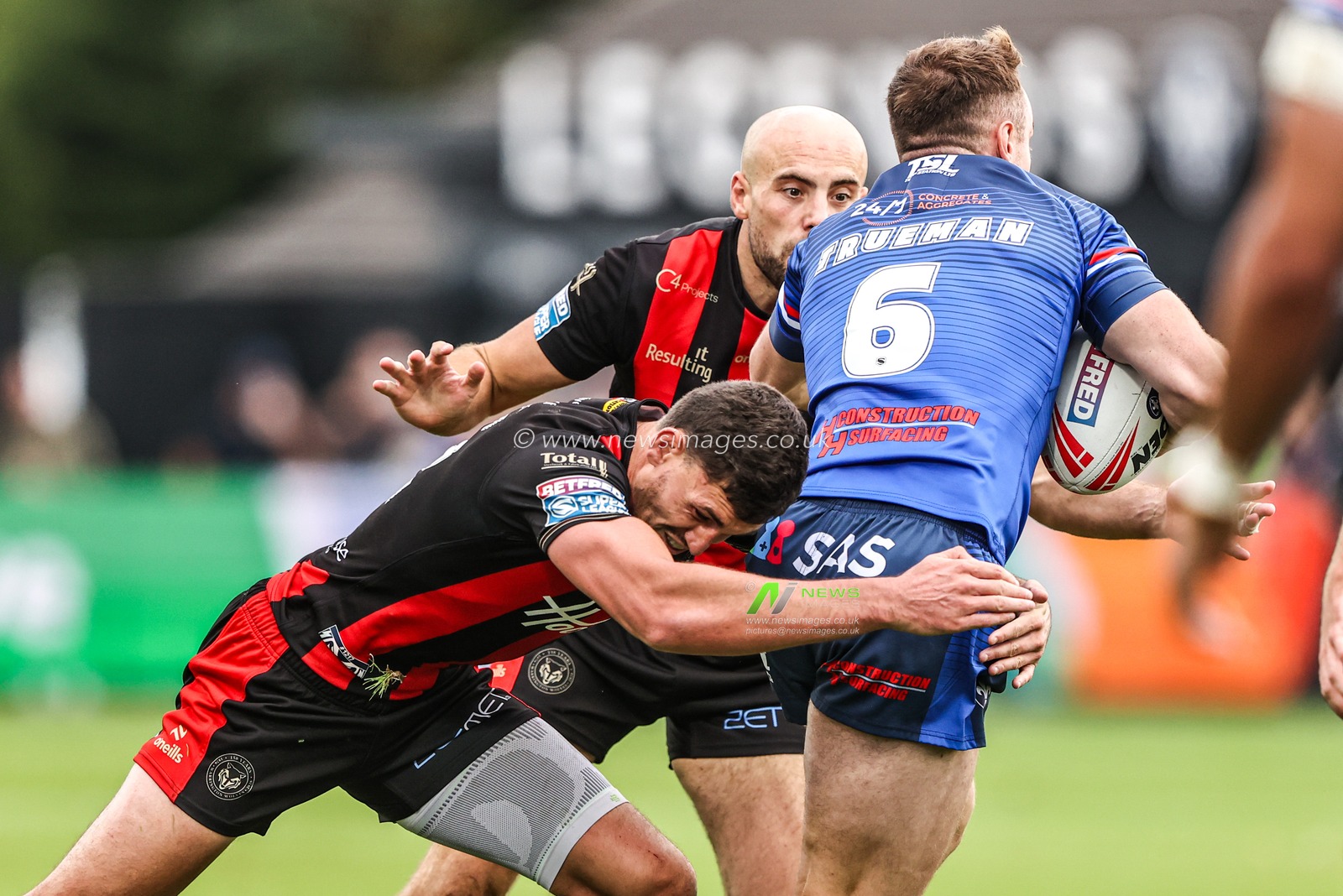 Jake Trueman of Wakefield Trinity is tackled by Sam Stone of Warrington Wolves during the Betfred Super League round 26 match Wakefield Trinity vs Warrington Wolves at DIY Kitchens Stadium, Wakefield, United Kingdom on 05 September 2026

(Photo by Alfie Cosgrove/News Images)