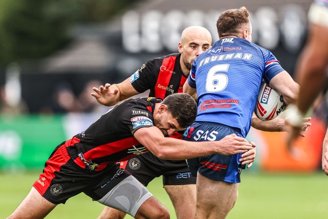 Jake Trueman of Wakefield Trinity is tackled by Sam Stone of Warrington Wolves during the Betfred Super League round 26 match Wakefield Trinity vs Warrington Wolves at DIY Kitchens Stadium, Wakefield, United Kingdom on 05 September 2026

(Photo by Alfie Cosgrove/News Images)