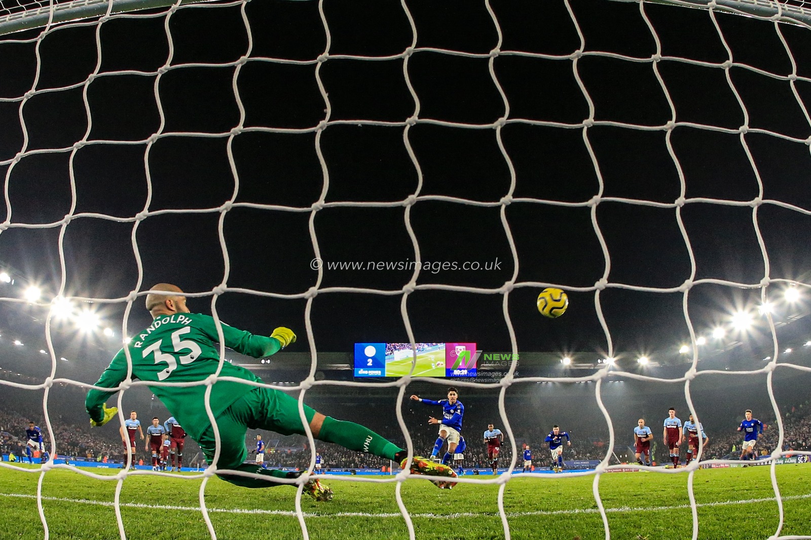 22nd January 2020, King Power Stadium, Leicester, England; Premier League, Leicester City v West Ham United : Ayoze Perez (17) of Leicester City scores a penalty to make it 3-1