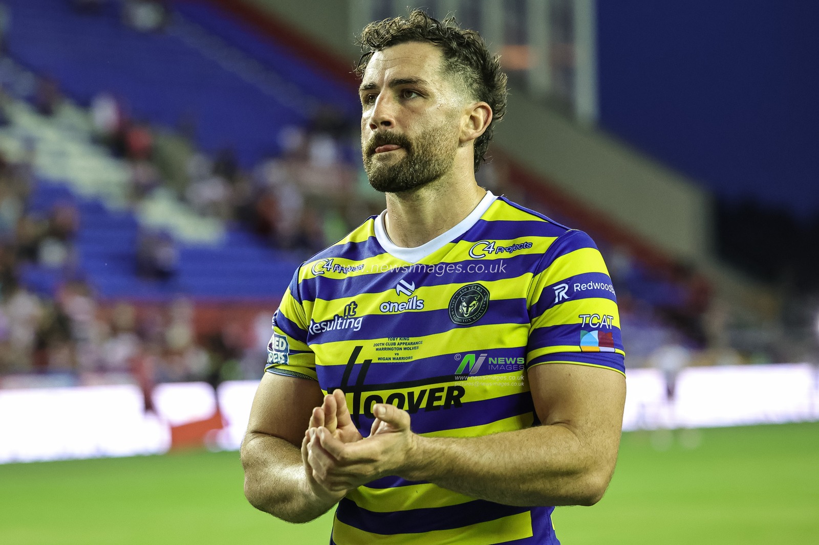 Toby King of Warrington Wolves applauds the fans during the Betfred Super League round 18 match Wigan Warriors vs Warrington Wolves at The Brick Community Stadium, Wigan, United Kingdom on 10 July 2026

(Photo by Mark Cosgrove/News Images)