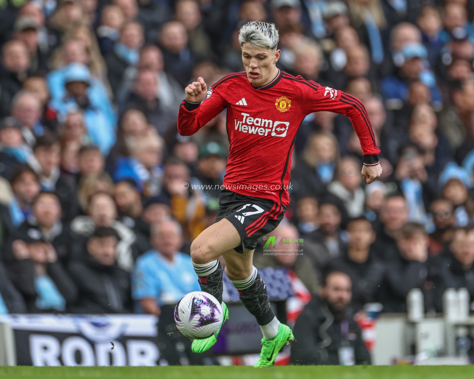Alejandro Garnacho of Manchester United breaks with the ball during the Premier League match Manchester City vs Manchester United at Etihad Stadium, Manchester, United Kingdom, 3rd March 2024

(Photo by Mark Cosgrove/News Images)