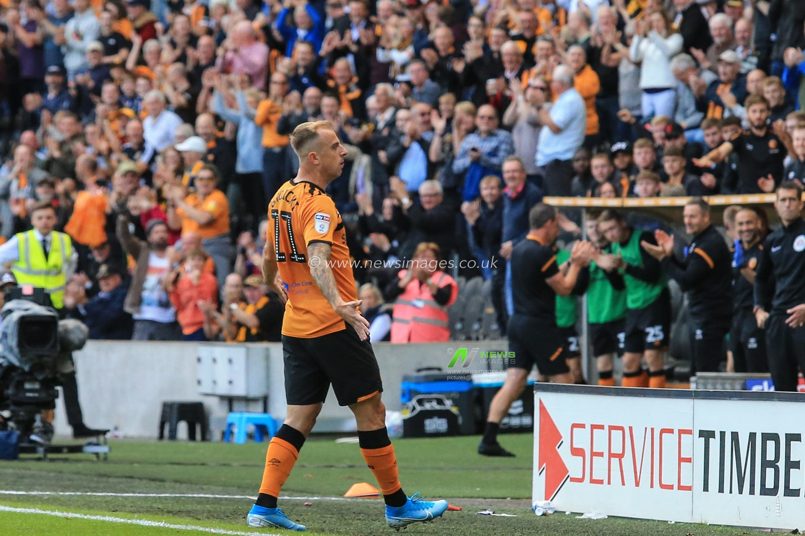 13th September 2019 , KCOM Stadium, Hull , England; Sky Bet Championship Football, Hull City vs Wigan Athletic ; Kamil Grosicki (11) of Hull City celebrates his goal in front of the crowd

Credit:   David Greaves/News Images

English Football League images are subject to DataCo Licence