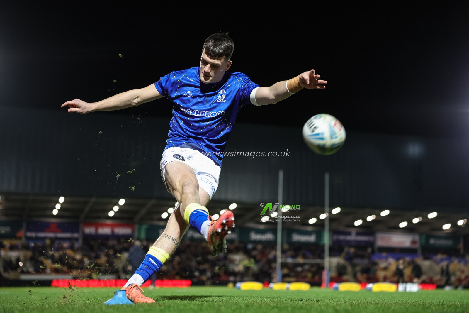 Josh Thewlis of Warrington Wolves in the pre-game warm up during the Betfred Super League Round 4 match York Knights vs Warrington Wolves at LNER Community Stadium, York, United Kingdom on 06 March 2026

(Photo by Mark Cosgrove/News Images)