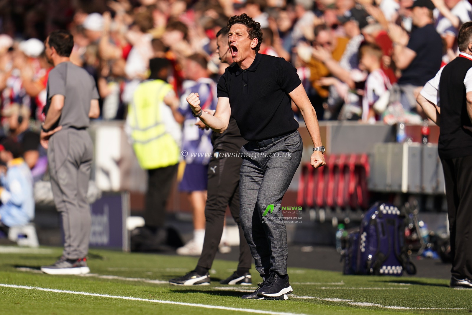 Keith Andrews manager of Brentford celebrates 1-0 lead during the Premier League match Brentford vs Sunderland at GTECH Community Stadium, London, United Kingdom on 05 September 2026

(Photo by Harvey Murphy/News Images)